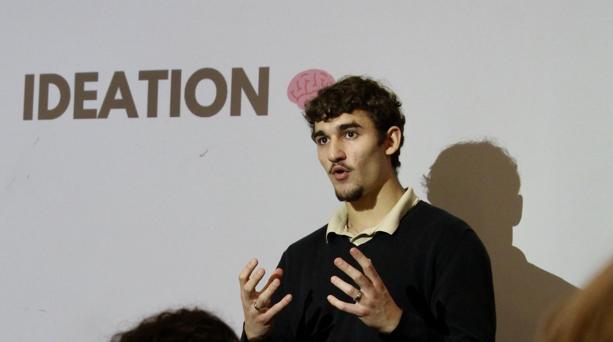 Thomas Amara presenting Basis at an Ideation startup event